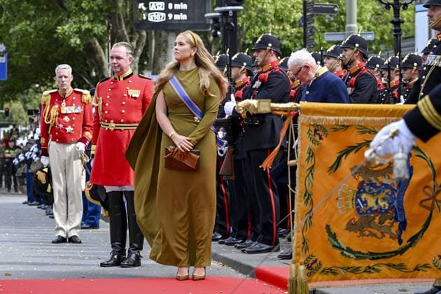 THE HAGUE - Princess Amalia greets the royal standard upon arrival at the Royal Theatre for the Speech from the Throne during Prinsjesdag. The new working year of the First and Second Chambers is opened on the third Tuesday of September. PATRICK VAN EMST POOL ANP netherlands out - belgium out  Copyright: xx x568712751x originalFilename: 568712751.jpg