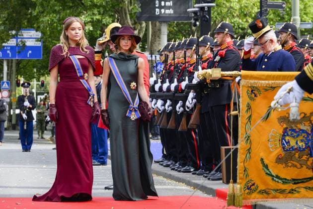 THE HAGUE - Princess Ariane and Princess Alexia salute the royal standard upon arrival at the Royal Theatre for the Speech from the Throne during Prinsjesdag. The new working year of the First and Second Chambers is opened on the third Tuesday of September. PATRICK VAN EMST POOL ANP netherlands out - belgium out  Copyright: xx x568712832x originalFilename: 568712832.jpg