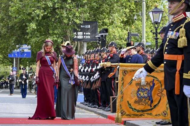 THE HAGUE - Princess Ariane and Princess Alexia salute the royal standard upon arrival at the Royal Theatre for the Speech from the Throne during Prinsjesdag. The new working year of the First and Second Chambers is opened on the third Tuesday of September. PATRICK VAN EMST POOL ANP netherlands out - belgium out  Copyright: xx x568713628x originalFilename: 568713628.jpg