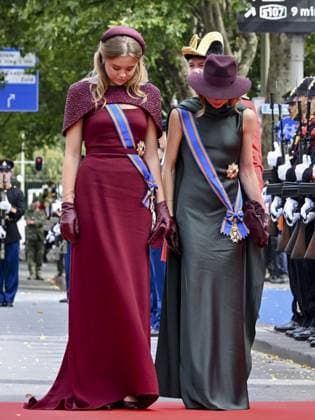 THE HAGUE - Princess Ariane and Princess Alexia salute the royal standard upon arrival at the Royal Theatre for the Speech from the Throne during Prinsjesdag. The new working year of the First and Second Chambers is opened on the third Tuesday of September. PATRICK VAN EMST POOL ANP netherlands out - belgium out  Copyright: xx x568713697x originalFilename: 568713697.jpg