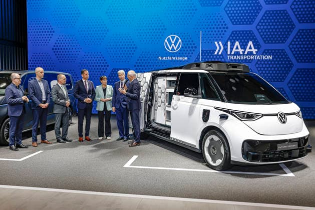 Eröffnung der IAA Transportation 2026 mit Messerundgang Besuch des Standes von Volkswagen Nutzfahrzeuge (v.l.n.r.): Lars Krause, Mitglied des VW-Markenvorstands für Vertrieb, Marketing und Aftersales; Belit Onay (Bündnis90 Die Grünen), Oberbürgermeister der Landeshauptstadt Hannover; Grant Hendrik Tonne (SPD) Niedersächsischer Minister für Wirtschaft, Verkehr und Bauen; Olaf Lies (SPD), Niedersächsischer Ministerpräsident; Hildegard Müller, Präsidentin des Verbandes der Automobilindustrie (VDA); Steffen Bilger (CDU), Bundesminister für Verkehr der Bundesrepublik Deutschland; Stefan Mecha, CEO von Volkswagen Nutzfahrzeuge. Futur Concept: Mit der Studie zeigt VWN, wie autonome Technologie künftig neue Mobilitäts- und Transporta