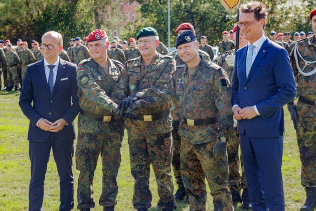 September 15, 2026, Düsseldorf: Command Handover at the North Rhine-Westphalia State Command. Pictured from left to right: Andre Kuper, Brigadier General Hans Dieter Müller, Lieutenant General Andre Bodemann, Brigadier General Walter Schulte, and Hendrik Wüst Düsseldorf, North Rhine-Westphalia State Command, Wilhelm Raabe Street, North Rhine-Westphalia, Germany