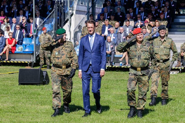 September 15, 2026, Düsseldorf: Command handover at the North Rhine-Westphalia State Command. Pictured here are (from left to right) Lieutenant General Andre Bodemann, Deputy Commander and Commander of Territorial Operations for the Bundeswehr Operational Command, Hendrik Wüst, Minister President of North Rhine-Westph