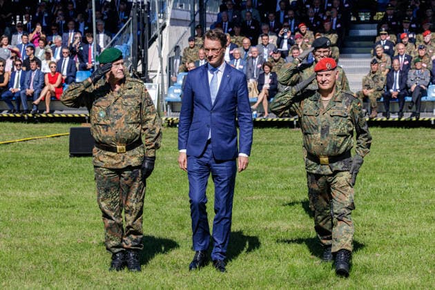 September 15, 2026, Düsseldorf: Command Handover at the North Rhine-Westphalia State Command. Pictured here, from left to right: Lieutenant General Andre Bodemann, Deputy Commander and Commander of Territorial Operations for the Bundeswehr Operational Command, Hendrik Wüst, Minister-President of North Rhine-Westphalia