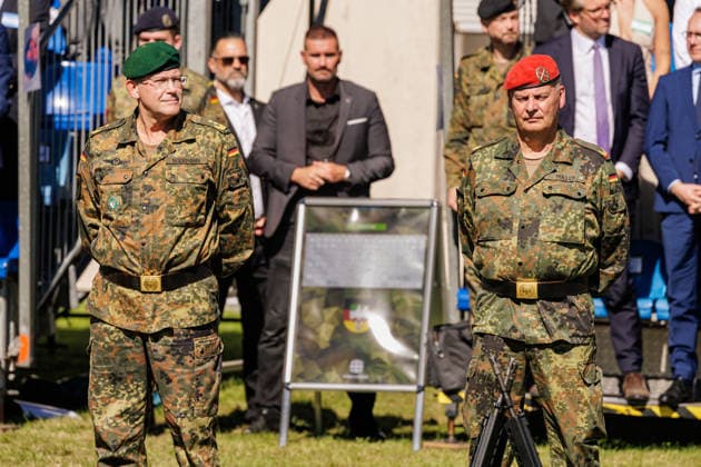 September 15, 2026, Düsseldorf: Command Handover at the North Rhine-Westphalia State Command. Pictured from left to right: Lieutenant General Andre Bodemann, Deputy Commander and Commander of Territorial Operations for the Bundeswehr Operational Command, and Brigadier General Hans Dieter Müller, Düsseldorf, North Rhine-Westphalia State Command,, Wilhelm R