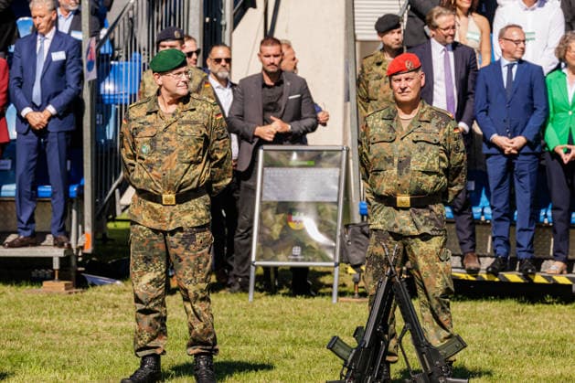 September 15, 2026, Düsseldorf: Command Handover at the North Rhine-Westphalia State Command. Pictured from left to right: Lieutenant General Andre Bodemann, Deputy Commander and Commander of Territorial Operations for the Bundeswehr Operational Command, and Brigadier General Hans Dieter Müller, Düsseldorf, North Rhine-Westphalia State Command,, Wilhelm R