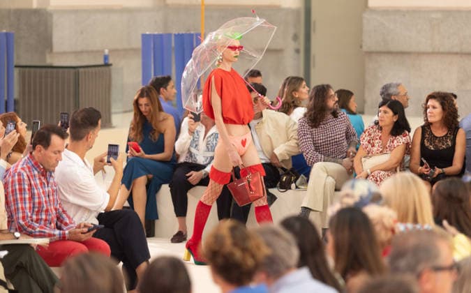 Ágatha Ruiz de la Prada Fashion Show at MBFW 2026 Ágatha Ruiz de la Prada’s fashion show as part of Mercedes-Benz Fashion Week, held at the Galería de Cristal in the Palacio de Cibeles on September 15, 2026, in Madrid, Spain. The show is marked by an explosion of creativity, playful silhouettes, and the brand’s classic iconography—hearts, vibrant colors, and a pop aesthetic adapted to the capital’s new and unique settings. SEPTEMBER 15, 2026 Madrid, Spain Copyright: xEduardoxParrax 7776861