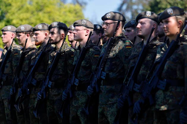 Soldiers from the North Rhine-Westphalia Regional Command armed with G36 rifles at the ceremonial handover of the North Rhine-Westphalia Regional Command of the Bundeswehr from Brigadier General Hans Dieter Mülle to his successor, Brigadier General Schulte. Featured image, symbolic image. Düsseldorf, September 15, 2026, North Rhine-Westphalia, Germany Copyright: xChristophxHardtx