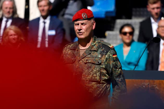 Brigadier General Hans Dieter Müller, outgoing commander of the North Rhine-Westphalia Regional Command, bids farewell to the troops during the ceremonial handover of the North Rhine-Westphalia Regional Command of the Bundeswehr to his successor, Brigadier General Schulte Düsseldorf, September 15, 2026, NRW, Germany Copyright: xChristophxHardtx