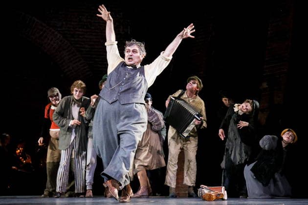 RUSSIA, MOSCOW - SEPTEMBER 15, 2026: Actor Alexander Matrosov (front) as Jonathan Jeremiah Peachum performs during a preview of Evgeny Pisarev s production Opera of the Poor on the Main stage of the Moscow Pushkin Drama Theatre Moscow Russia - ZUMAt113 20260915_zaa_t113_457 Copyright: xAlyonaxBzhakhovax