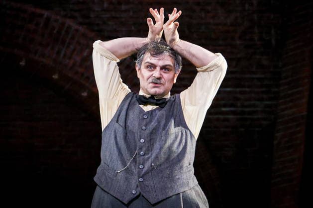 RUSSIA, MOSCOW - SEPTEMBER 15, 2026: Actor Alexander Matrosov as Jonathan Jeremiah Peachum performs during a preview of Evgeny Pisarev s production Opera of the Poor on the Main stage of the Moscow Pushkin Drama Theatre Moscow Russia - ZUMAt113 20260915_zaa_t113_468 Copyright: xAlyonaxBzhakhovax