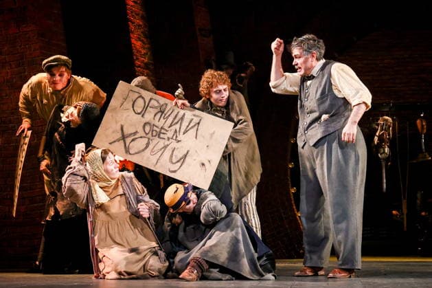 RUSSIA, MOSCOW - SEPTEMBER 15, 2026: Actor Alexander Matrosov (L) as Jonathan Jeremiah Peachum performs during a preview of Evgeny Pisarev s production Opera of the Poor on the Main stage of the Moscow Pushkin Drama Theatre Moscow Russia - ZUMAt113 20260915_zaa_t113_475 Copyright: xAlyonaxBzhakhovax