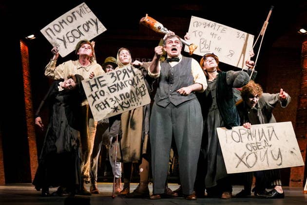 RUSSIA, MOSCOW - SEPTEMBER 15, 2026: Actor Alexander Matrosov (C) as Jonathan Jeremiah Peachum performs during a preview of Evgeny Pisarev s production Opera of the Poor on the Main stage of the Moscow Pushkin Drama Theatre Moscow Russia - ZUMAt113 20260915_zaa_t113_476 Copyright: xAlyonaxBzhakhovax