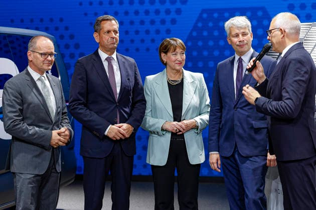 Eröffnung der IAA Transportation 2026 mit Messerundgang Stand von Volkswagen Nitzfahrzeuge (v.l.n.r): Belit Onay (Bündnis90 Die Grünen), Oberbürgermeister der Landeshauptstadt Hannover; Grant Hendrik Tonne (SPD) Niedersächsischer Minister für Wirtschaft, Verkehr und Bauen; Olaf Lies (SPD), Niedersächsischer Ministerpräsident; Hildegard Müller, Präsidentin des Verbandes der Automobilindustrie (VDA); Steffen Bilger (CDU), Bundesminister für Verkehr der Bundesrepublik Deutschland; Stefan Mecha, CEO von Volkswagen Nutzfahrzeuge. Futur Concept: Mit der Studie zeigt VWN, wie autonome Technologie künftig neue Mobilitäts- und Transportangebote ermöglichen kann. Die Studie steht beispielhaft für den Anspruch der Marke, als B2B-Mobili