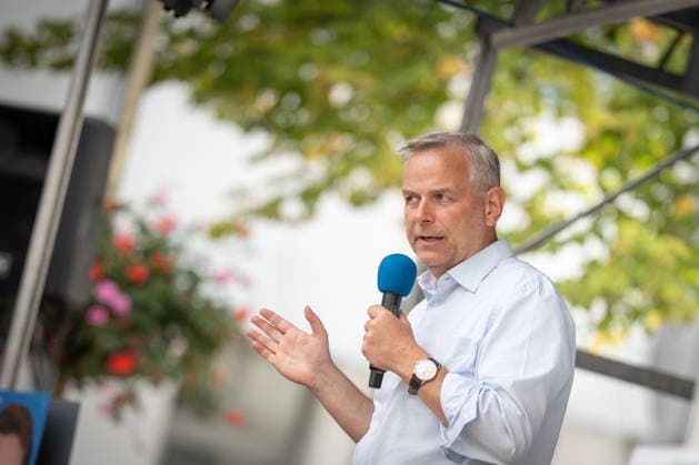 AfD candidate for state premier Leif Eric Holm at the market square in Bad Doberan; AfD campaign event in Bad Doberan for the 2026 state election in Mecklenburg-Western Pomerania, Bad Doberan, Mecklenburg-Western Pomerania, Germany, market square