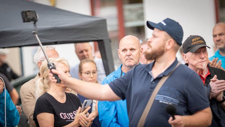 Live streamer Matthäus Westfal, known as Aktivist Mann, at the AfD campaign event in Bad Doberan for the 2026 state election in Mecklenburg-Western Pomerania, wearing a dark blue top; Bad Doberan, Mecklenburg-Western Pomerania, Germany, Market Square