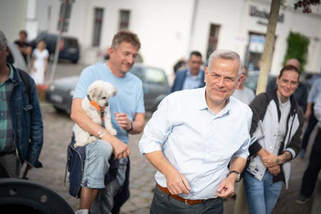 AfD candidate for state premier Leif Eric Holm at the market square in Bad Doberan; AfD campaign event in Bad Doberan for the 2026 state election in Mecklenburg-Western Pomerania, Bad Doberan, Mecklenburg-Western Pomerania, Germany, market square