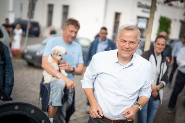 AfD candidate for state premier Leif Eric Holm at the market square in Bad Doberan; AfD campaign event in Bad Doberan for the 2026 state election in Mecklenburg-Western Pomerania, Bad Doberan, Mecklenburg-Western Pomerania, Germany, market square