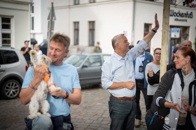 AfD candidate for state premier Leif Eric Holm at the market square in Bad Doberan; AfD campaign event in Bad Doberan for the 2026 state election in Mecklenburg-Western Pomerania, Bad Doberan, Mecklenburg-Western Pomerania, Germany; market square
