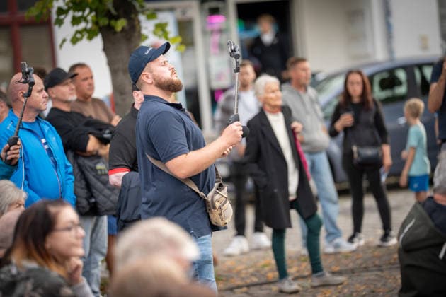 Live streamer Matthäus Westfal, known as Aktivist Mann, at the AfD campaign event in Bad Doberan for the 2026 state election in Mecklenburg-Western Pomerania, wearing a dark blue top; Bad Doberan, Mecklenburg-Western Pomerania, Germany, Market Square
