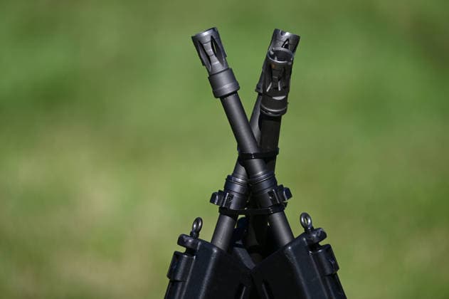 G36 rifles are arranged in triangles; feature; border image; symbolic photo; ceremonial handover by the North Rhine-Westphalia Regional Command of the Bundeswehr; Düsseldorf,