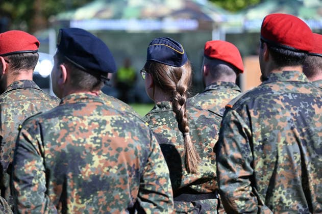 Soldiers are lined up, with a female soldier wearing a braid in the center; feature, border image, symbolic photo; ceremonial handover of the North Rhine-Westphalia Regional Command of the German Armed Forces, Düsseldorf,