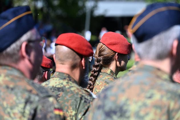Soldiers are lined up, with a female soldier wearing a braid in the center; feature, border image, symbolic photo, ceremonial handover of the North Rhine-Westphalia Regional Command of the German Armed Forces, Düsseldorf,
