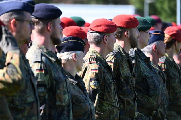 Soldiers are lined up, with a female soldier wearing a braid in the center; feature, border image, symbolic photo, ceremonial handover of the North Rhine-Westphalia Regional Command of the German Armed Forces, Düsseldorf,