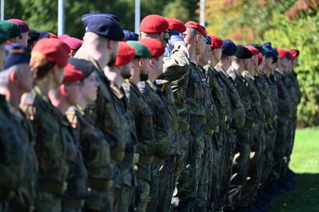 Soldiers lined up, Feature, Background image, Stock photo, Ceremonial handover of the North Rhine-Westphalia Regional Command of the Bundeswehr, Düsseldorf,