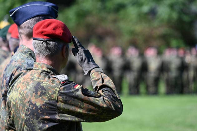 Soldiers lined up, Feature, Background image, Stock photo, Ceremonial handover of the North Rhine-Westphalia Regional Command of the Bundeswehr, Düsseldorf,