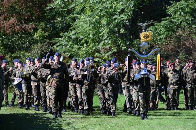 The Münster Air Force Band marches in to the sound of music; Ceremonial handover of the North Rhine-Westphalia Regional Command of the Bundeswehr, Düsseldorf,