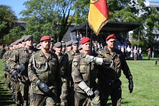 The soldiers march in carrying the unit flag; ceremonial handover of the North Rhine-Westphalia Regional Command of the Bundeswehr, Düsseldorf,