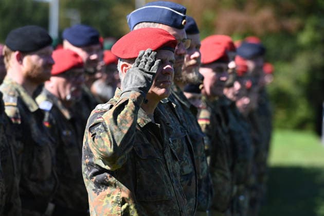Soldiers have lined up, Feature, Background image, Symbolic photo, Ceremonial handover of the North Rhine-Westphalia Regional Command of the German Armed Forces, Düsseldorf,