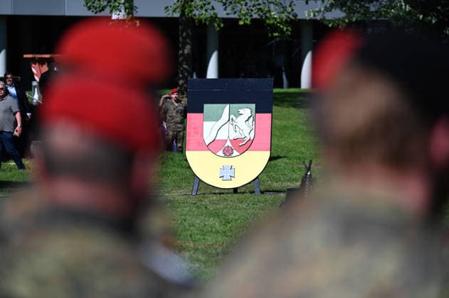 The coat of arms of the North Rhine-Westphalia Regional Command; soldiers are standing in the foreground; ceremonial handover of the North Rhine-Westphalia Regional Command of the Bundeswehr, Düsseldorf,
