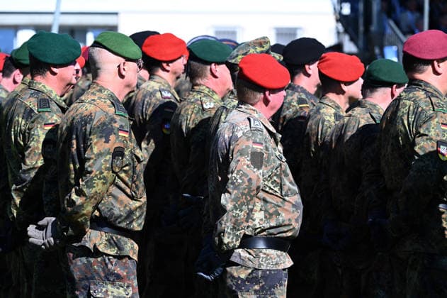 Soldiers have lined up, Feature, Background image, Symbolic photo, Ceremonial handover of the North Rhine-Westphalia Regional Command of the German Armed Forces, Düsseldorf,