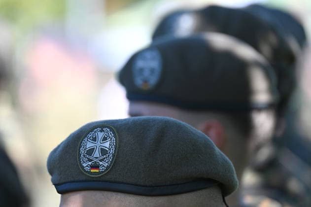 Soldiers are lined up; they are wearing berets, feature, border image, symbolic photo, ceremonial handover of the North Rhine-Westphalia Regional Command of the Bundeswehr, Düsseldorf,