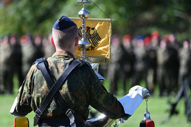 The troops have lined up; in the foreground is the music corps bell tree. A ceremonial handover by the North Rhine-Westphalia Regional Command of the Bundeswehr, Düsseldorf,
