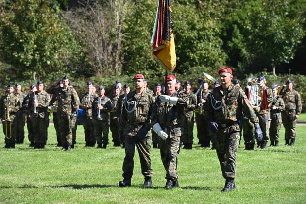 Soldiers marching with the unit flag, feature, background image, symbolic photo, ceremonial handover of the North Rhine-Westphalia Regional Command of the Bundeswehr, Düsseldorf,