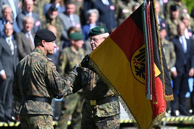 The Deputy Commander of the Bundeswehr Operational Command and Commander of Territorial Operations, Lieutenant General Andre BODEMANN (right), presents the unit flag to the new commander of the State Command, Brigadier General Walter Helmut SCHULTE, Ceremonial handover of the Bundeswehr’s North Rhine-Westphalia State Command, Düsseldorf,