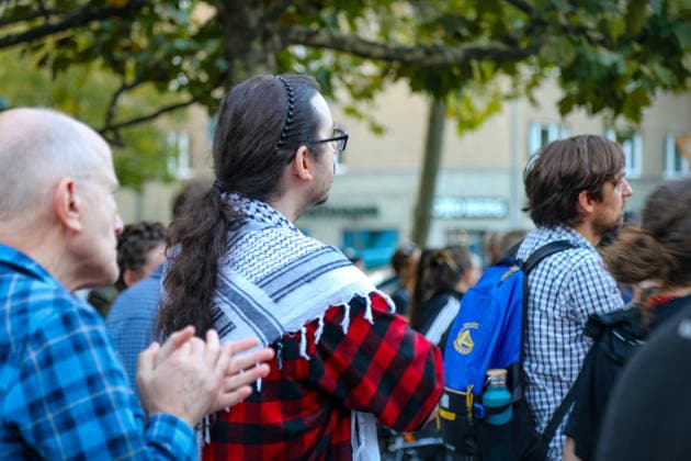 Berlin, Germany, September 15, 2026: Participants watch a rally held by the party Die Linke at Mierendorffplatz in Berlin’s Charlottenburg district. One visitor wears a black-and-white Palestinian keffiyeh. Under the slogan Make Berlin Affordable, Heidi Reichinnek, Elif Eralp, and Niklas Schenker. The topic is housing and rent policy. Copyright: xAlonxDavidx