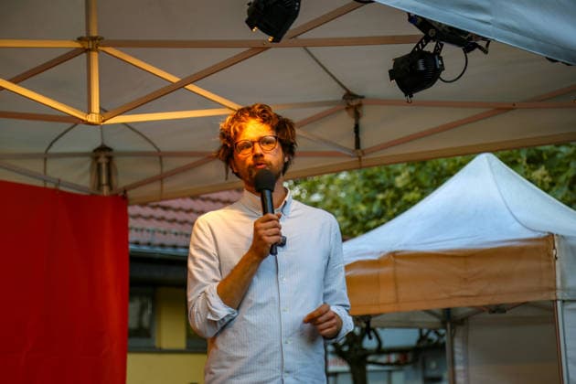 Berlin, Germany, September 15, 2026 Niklas Schenker speaks into a microphone on stage at a rally organized by the party Die Linke on Mierendorffplatz in Berlin’s Charlottenburg district. Under the slogan Make Berlin Affordable, Heidi Reichinnek and Elif Eralp also take the stage. The focus is on housing and rentpolicies in Berlin Copyright: xAlonxDavidx