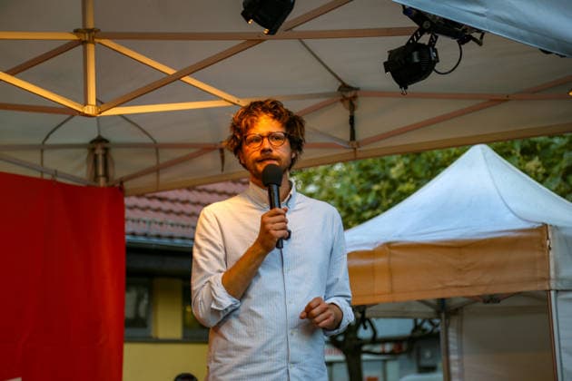 Berlin, Germany, September 15, 2026 Niklas Schenker speaks into a microphone on stage at a rally organized by the party Die Linke on Mierendorffplatz in Berlin’s Charlottenburg district. Under the slogan Make Berlin Affordable, Heidi Reichinnek and Elif Eralp also take the stage. The focus is on housing and rentpolicies in Berlin Copyright: xAlonxDavidx