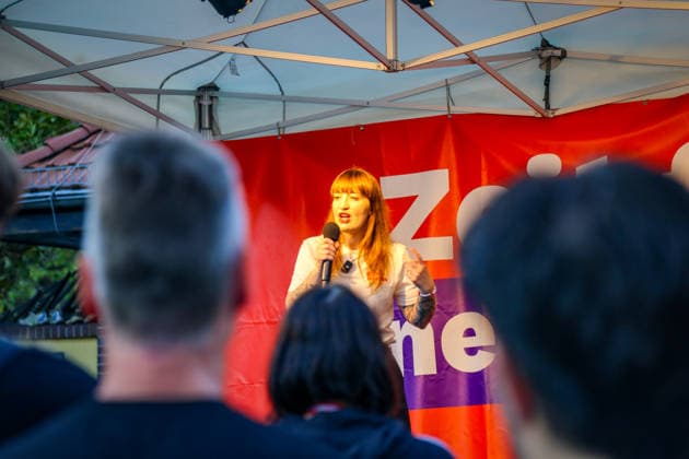 Berlin, Germany, September 15, 2026. Heidi Reichinnek speaks into a microphone on stage at a rally organized by the party Die Linke on Mierendorffplatz in Berlin’s Charlottenburg district. Under the slogan Make Berlin Affordable, Elif Eralp and Niklas Schenker also take the stage. The focus is on housing and rentin Berlin Copyright: xAlonxDavidx