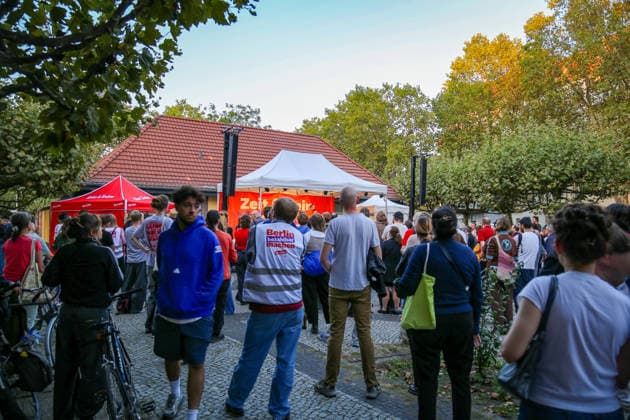 Berlin, Germany, September 15, 2026. Numerous participants are watching a rally organized by the party Die Linke at Mierendorffplatz in Berlin’s Charlottenburg district. The scene includes a stage, party tents, and a vest bearing the slogan Make Berlin Affordable. Speakers at the event include Heidi Reichinnek, Elif Eralp, and Niklas Schenker. The topic is ho Copyright: xAlonxDavidx