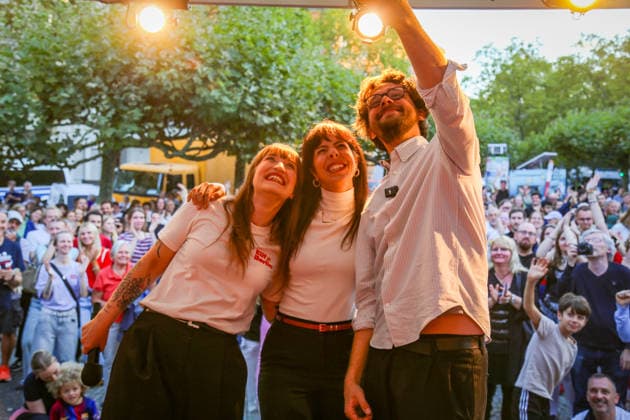 Berlin, Germany, September 15, 2026 Heidi Reichinnek, Elif Eralp, and Niklas Schenker take a selfie together in front of a large crowd of participants at a rally organized by the party Die Linke on Mierendorffplatz in Berlin’s Charlottenburg district. Under the slogan Make Berlin Affordable, the rally focuses on housing and rent policy. Copyright: xAlonxDavidx