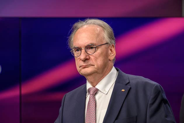 Pictured, from left: Reiner Haseloff, CDU, former Minister-President of Saxony-Anhalt, Germany; Berlin, studio; guest on *Maischberger*, a political talk show, TV program, hosted by Sandra Maischberger, Das Erste, from Adlershof, Studio 20, September 15, 2026, Copyright: HMBxMedia UwexKoch