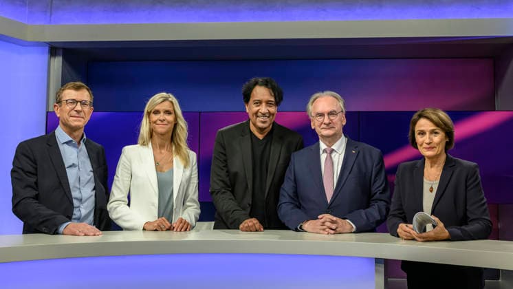 Pictured, from left: Christoph von Marschall, *Tagesspiegel*; Susann Reichenbach, MDR; Cherno Jobatey, journalist and author; Reiner Haseloff, CDU, former Minister-President of Saxony-Anhalt; Sandra Maischberger, GER, Berlin, studio, guest on *Maischberger*, political talk show, TV, program, hosted by Sandra Maischberger, Das Erste, from Adlershof, S Copyright: HMBxMedia UwexKoch
