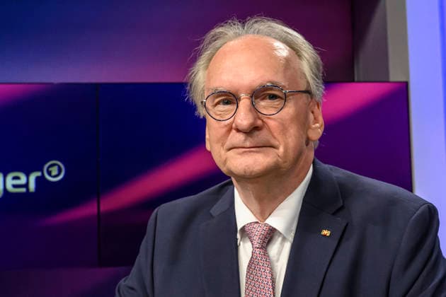 Pictured, from left: Reiner Haseloff, CDU, former Minister-President of Saxony-Anhalt, GER, Berlin, studio, guest on Maischberger, political talk show, TV, program, with host Sandra Maischberger, Das Erste, from Studio 20 in Adlershof, September 15, 2026, Copyright: HMBxMedia UwexKoch