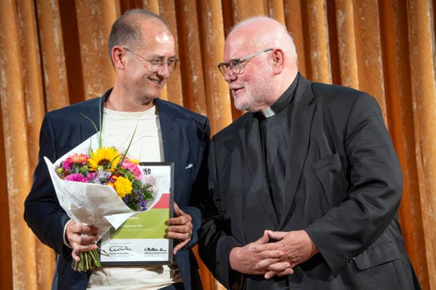 Cardinal Reinhard Marx, Chair of the Commission on Journalism of the German Bishops’ Conference, with the award recipient, Maik Großekathöfer Print, at the Catholic Media Award ceremony, Künstlerhaus, Mu