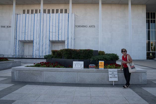 US judge blocks Trump’s name from being added to Kennedy Center facade WASHINGTON, D.C., UNITED STATES - SEPTEMBER 15: Signs placed by demonstrators are seen outside the John F. Kennedy Center for the Performing Arts in Washington, D.C., on September 15, 2026. A federal judge blocked the Kennedy Center from adding President Donald Trump’s name to its facade Tuesday, while the center’s board voted to immediately close the main building amid financial and structural concerns. Mehmet Eser Anadolu Washington DC United States. Editorial use only. Please get in touch for any other usage.  Copyright: x2026xAnadoluxMehmetxEserx